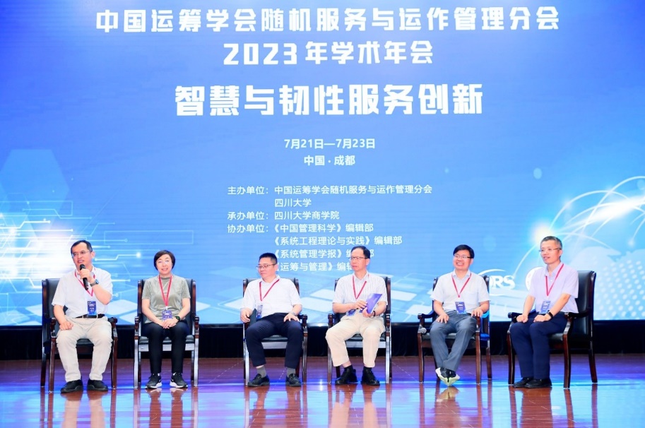 一群人站在台上描述已自动生成 一群人站在台上描述已自动生成